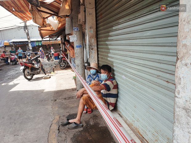 Nhiều tuyến đường ở Sài Gòn được giăng dây, lập hàng rào hạn chế để dẹp chợ tự phát - Ảnh 5.