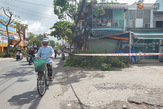 Nhiều tuyến đường ở Sài Gòn được giăng dây, lập hàng rào hạn chế để dẹp chợ tự phát - Ảnh 12.