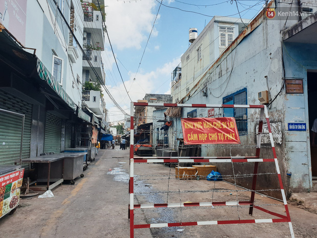 Nhiều tuyến đường ở Sài Gòn được giăng dây, lập hàng rào hạn chế để dẹp chợ tự phát - Ảnh 1.