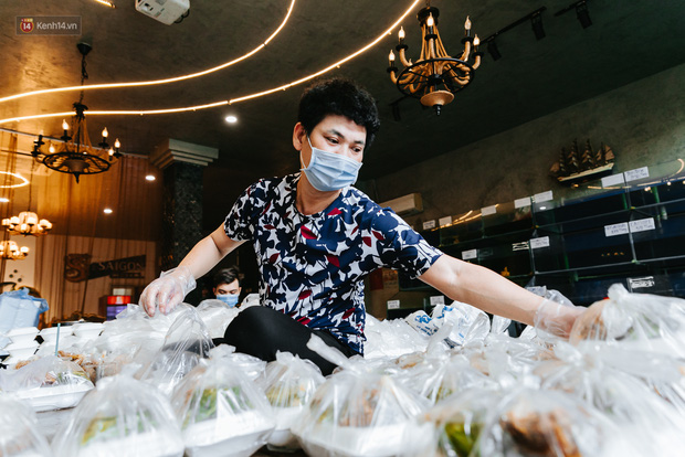 Cận cảnh nơi nấu 2.000 suất ăn mỗi ngày cho người nghèo ở Sài Gòn giữa dịch Covid-19 - Ảnh 2.
