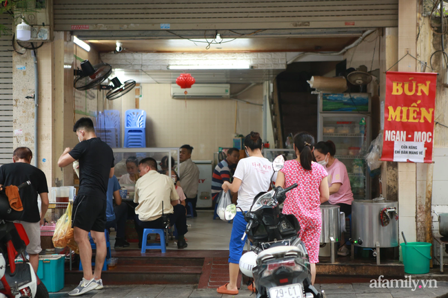 Hà Nội: Hàng quán bún phở mở lại, khách khứa tấp nập trong ngày đầu 