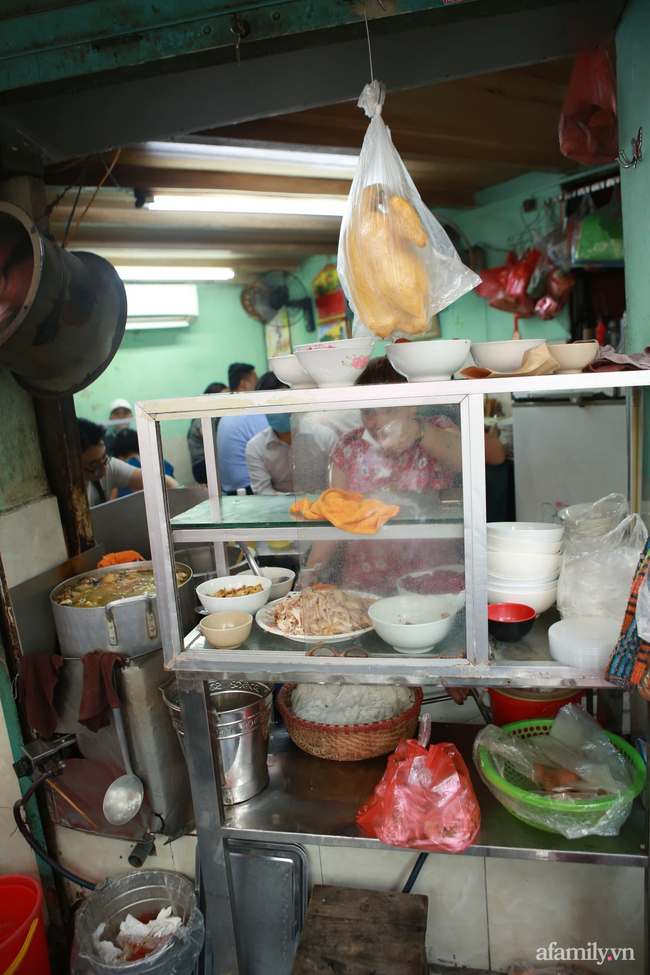 Hà Nội: Hàng quán bún phở mở lại, khách khứa tấp nập trong ngày đầu 