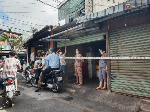 Nhiều tuyến đường ở Sài Gòn được giăng dây, lập hàng rào hạn chế để dẹp chợ tự phát - Ảnh 2.