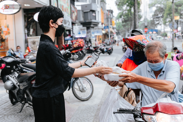 Cận cảnh nơi nấu 2.000 suất ăn mỗi ngày cho người nghèo ở Sài Gòn giữa dịch Covid-19 - Ảnh 3.