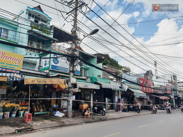 Nhiều tuyến đường ở Sài Gòn được giăng dây, lập hàng rào hạn chế để dẹp chợ tự phát - Ảnh 10.