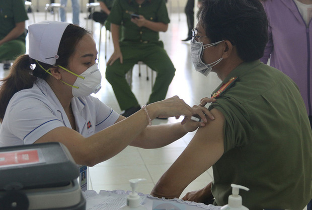  Toàn bộ cán bộ chiến sĩ Công an TP.HCM được tiêm vắc xin COVID-19 - Ảnh 2.