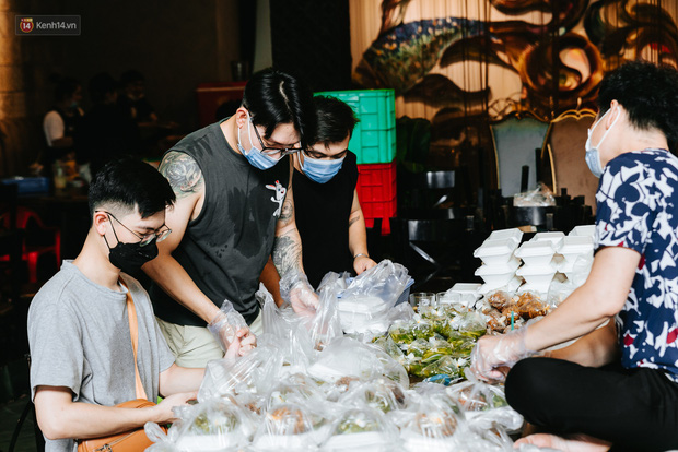 Cận cảnh nơi nấu 2.000 suất ăn mỗi ngày cho người nghèo ở Sài Gòn giữa dịch Covid-19 - Ảnh 8.