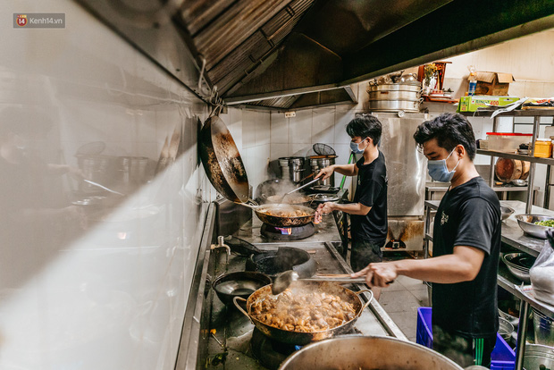 Cận cảnh nơi nấu 2.000 suất ăn mỗi ngày cho người nghèo ở Sài Gòn giữa dịch Covid-19 - Ảnh 7.