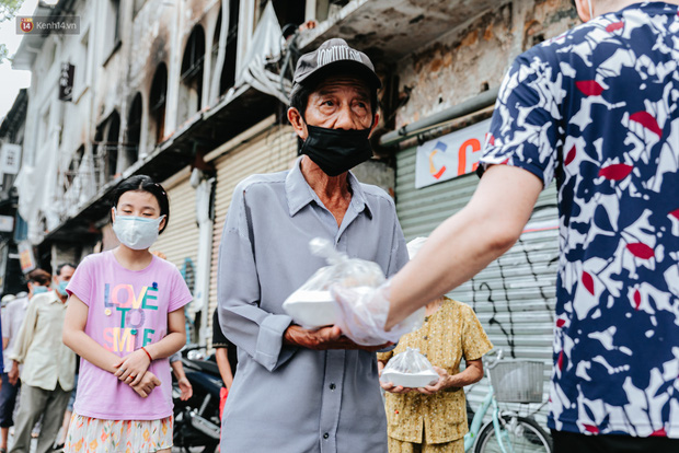 Cận cảnh nơi nấu 2.000 suất ăn mỗi ngày cho người nghèo ở Sài Gòn giữa dịch Covid-19 - Ảnh 14.