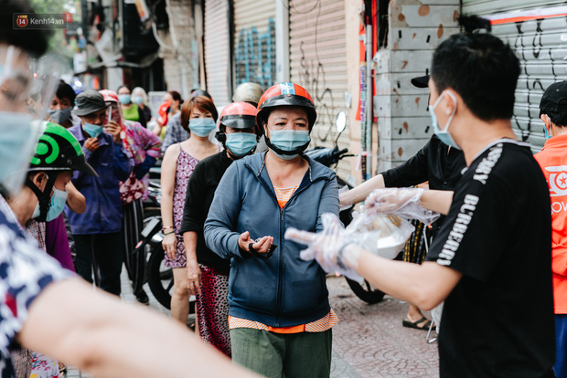 Cận cảnh nơi nấu 2.000 suất ăn mỗi ngày cho người nghèo ở Sài Gòn giữa dịch Covid-19 - Ảnh 11.