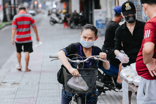 Cận cảnh nơi nấu 2.000 suất ăn mỗi ngày cho người nghèo ở Sài Gòn giữa dịch Covid-19 - Ảnh 12.