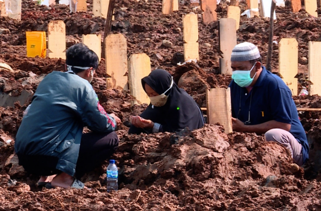 Thảm cảnh ở quốc gia Đông Nam Á cán mốc hơn 2 triệu ca nhiễm Covid-19: Đầm lầy biến thành nghĩa trang, xử lý không kịp xác người bệnh - Ảnh 2.