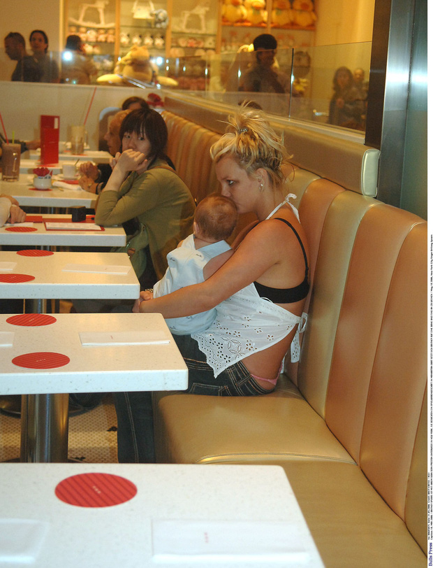 Khoảnh khắc buồn của ngành giải trí Mỹ: Britney Spears bụng mang dạ chửa ôm con khóc trong quán cafe vì bị 321 paparazzi bao vây - Ảnh 4.