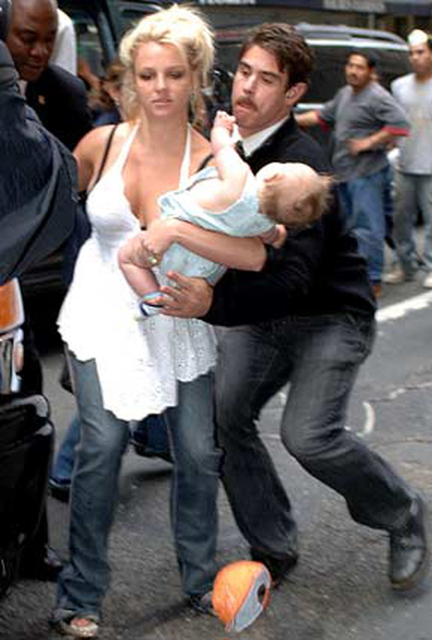 Khoảnh khắc buồn của ngành giải trí Mỹ: Britney Spears bụng mang dạ chửa ôm con khóc trong quán cafe vì bị 321 paparazzi bao vây - Ảnh 3.