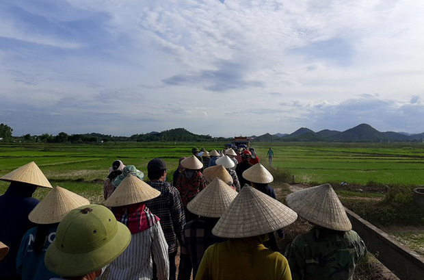 Người dân bàng hoàng phát hiện 2 mẹ con đuối nước dưới ao - Ảnh 1.