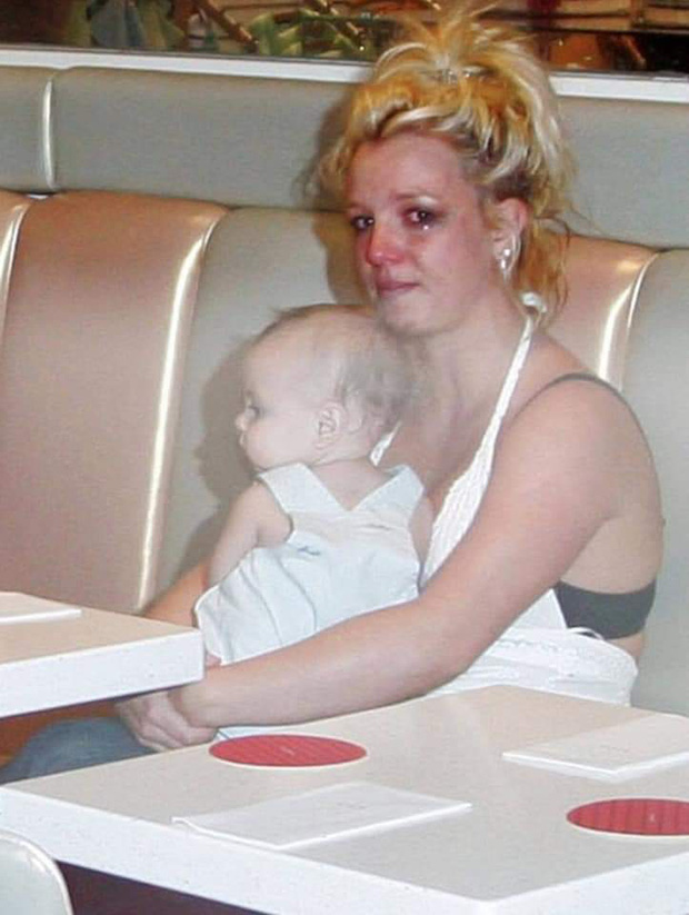 Khoảnh khắc buồn của ngành giải trí Mỹ: Britney Spears bụng mang dạ chửa ôm con khóc trong quán cafe vì bị 321 paparazzi bao vây - Ảnh 6.