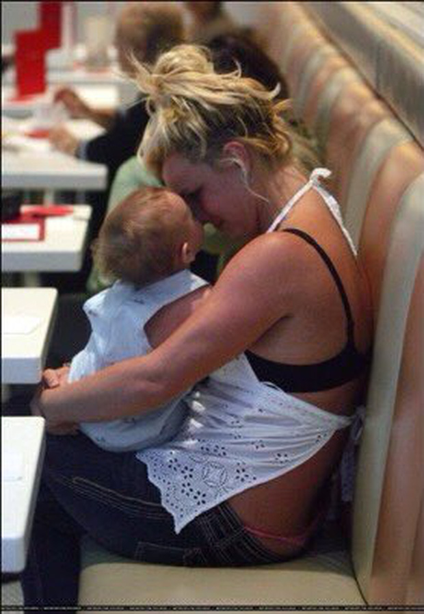 Khoảnh khắc buồn của ngành giải trí Mỹ: Britney Spears bụng mang dạ chửa ôm con khóc trong quán cafe vì bị 321 paparazzi bao vây - Ảnh 7.