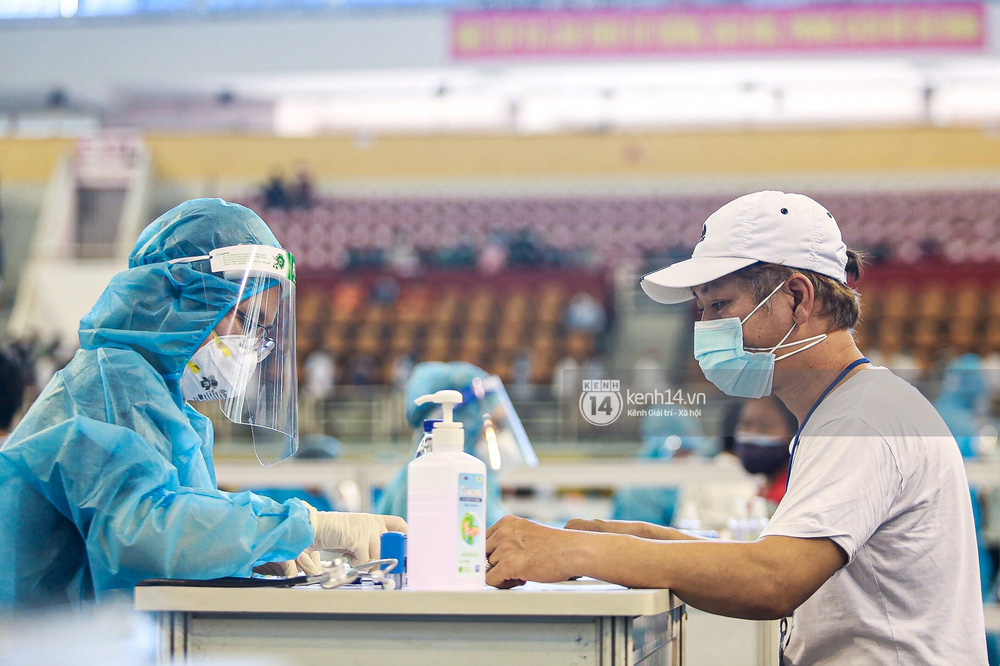 Ảnh, clip: Hơn 9.000 người tại TP HCM đến Nhà thi đấu Phú Thọ chờ tiêm vaccine Covid-19 - Ảnh 10.