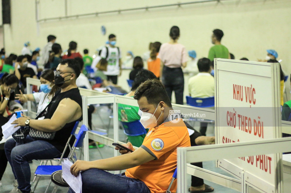 Ảnh, clip: Hơn 9.000 người tại TP HCM đến Nhà thi đấu Phú Thọ chờ tiêm vaccine Covid-19 - Ảnh 8.