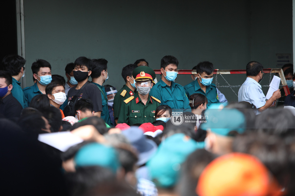 Ảnh, clip: Hơn 9.000 người tại TP HCM đến Nhà thi đấu Phú Thọ chờ tiêm vaccine Covid-19 - Ảnh 4.
