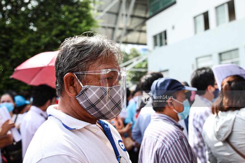 Ảnh, clip: Hơn 9.000 người tại TP HCM đến Nhà thi đấu Phú Thọ chờ tiêm vaccine Covid-19 - Ảnh 5.