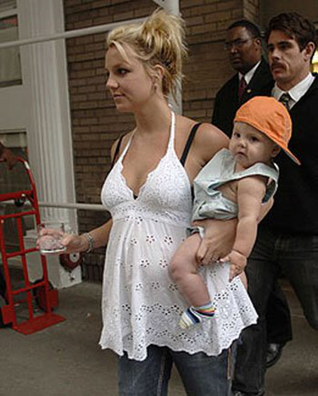 Khoảnh khắc buồn của ngành giải trí Mỹ: Britney Spears bụng mang dạ chửa ôm con khóc trong quán cafe vì bị 321 paparazzi bao vây - Ảnh 1.