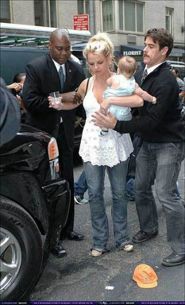 Khoảnh khắc buồn của ngành giải trí Mỹ: Britney Spears bụng mang dạ chửa ôm con khóc trong quán cafe vì bị 321 paparazzi bao vây - Ảnh 2.
