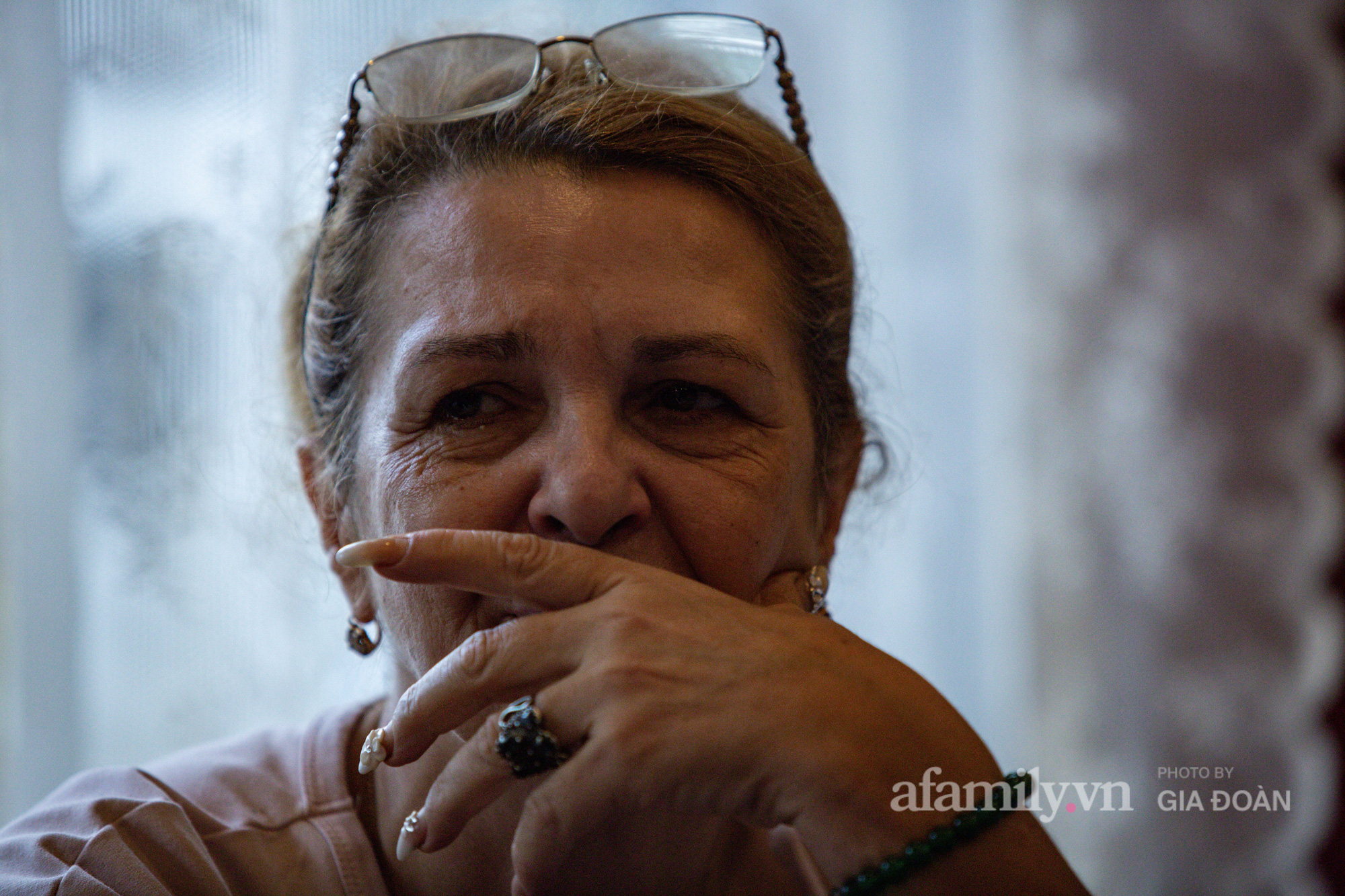 Người vợ Ukraine dốc hết gia sản về Việt Nam, suốt 20 năm chăm chồng đột quỵ và câu nói khiến nhiều người rơi nước mắt: 