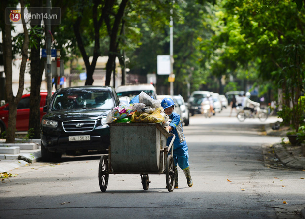 Công nhân thu gom rác bị nợ lương ở Hà Nội nghẹn ngào khi được nhiều mạnh thường quân ủng hộ: Tôi vui lắm... có hôm thức cả đêm ở lều vì sợ mất tiền - Ảnh 2.