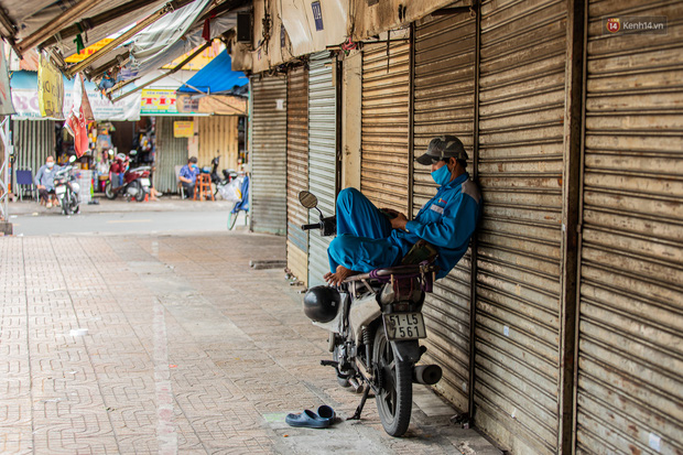 Ảnh, clip: Sài Gòn vắng vẻ lạ thường, đường phố thưa thớt người khi tiếp tục thực hiện giãn cách theo Chỉ thị 10 - Ảnh 6.
