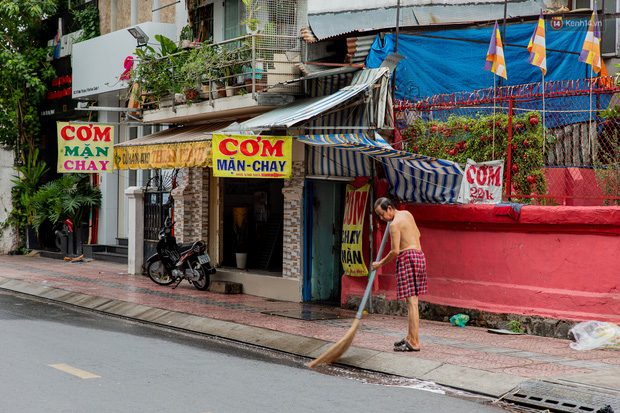 Ảnh, clip: Sài Gòn vắng vẻ lạ thường, đường phố thưa thớt người khi tiếp tục thực hiện giãn cách theo Chỉ thị 10 - Ảnh 12.