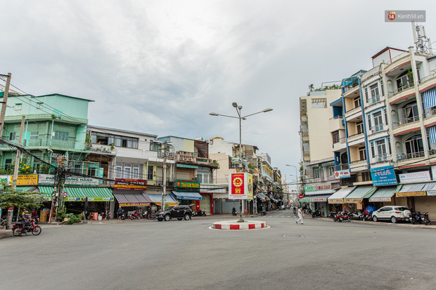Ảnh, clip: Sài Gòn vắng vẻ lạ thường, đường phố thưa thớt người khi tiếp tục thực hiện giãn cách theo Chỉ thị 10 - Ảnh 3.
