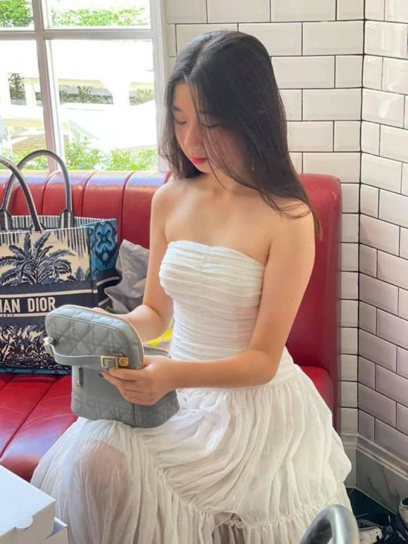 Bất ngờ trước ngoại hình của con gái Hoa hậu Nguyễn Thị Huyền: Nhan sắc như hot girl, nhìn body càng trầm trồ hơn - Ảnh 2.