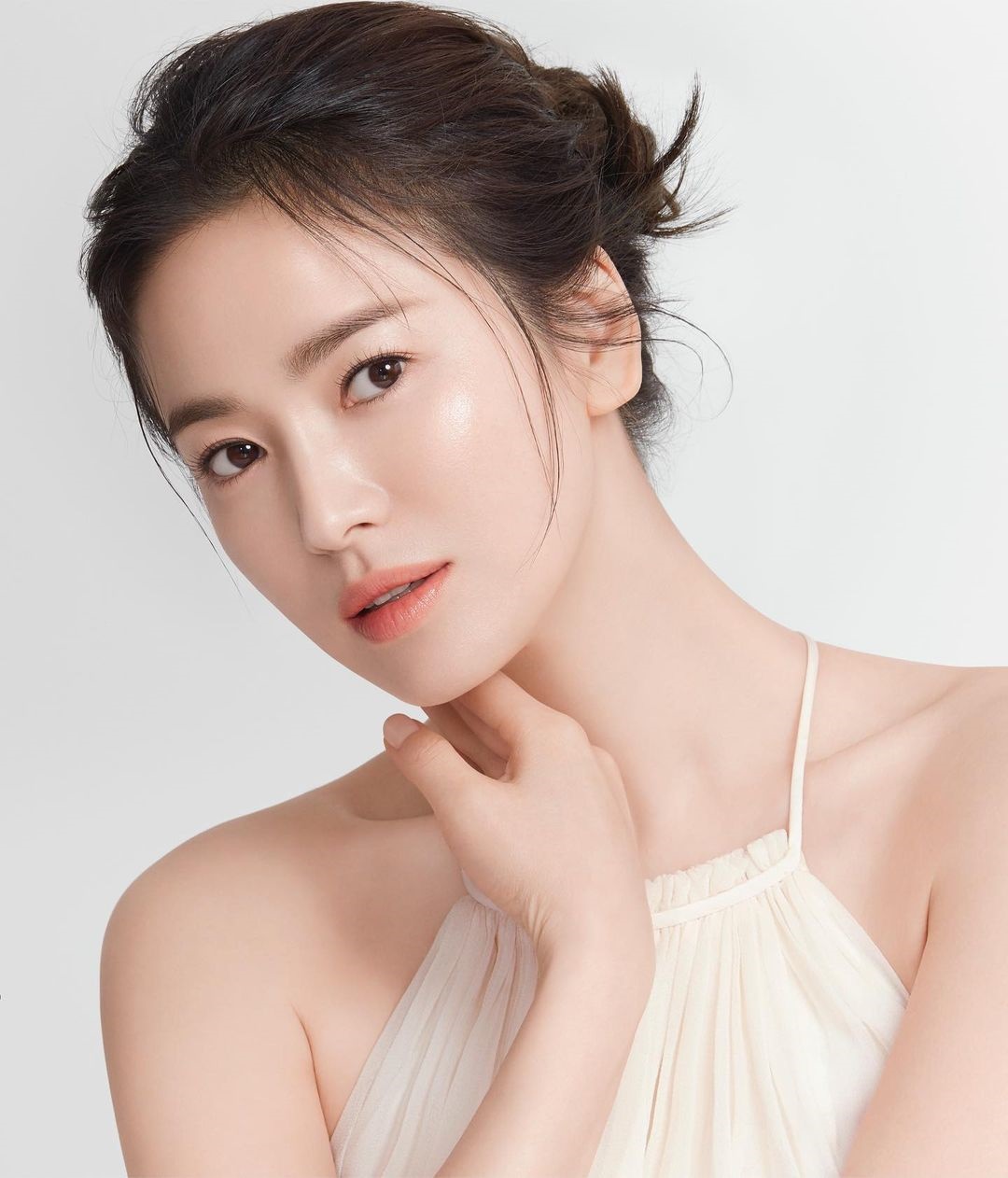 Là cố tình bắt chước hay trùng hợp thì “tiểu tam” Han So Hee còn chạy dài mới bằng Song Hye Kyo khi đụng hàng - Ảnh 2.