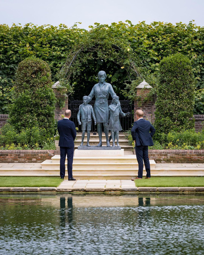 Những chi tiết đầy tinh tế và ý nghĩa xung quanh bức tượng tưởng niệm Công nương Diana - Ảnh 2.