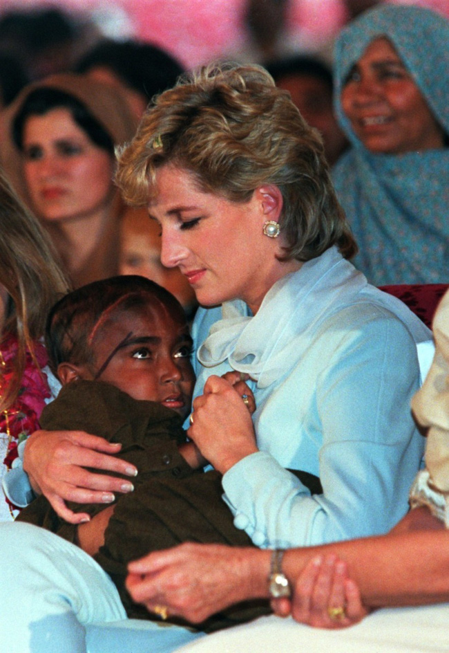 Kỷ niệm 60 năm sinh nhật Công nương Diana cùng nhìn lại một loạt khoảnh khắc ý nghĩa và di sản lớn lao bà để lại cho đời - Ảnh 4.