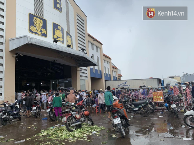 TP.HCM: Hàng trăm người chen nhau lấy giấy xét nghiệm Covid-19, Ban quản lý chợ Bình Điền lên tiếng - Ảnh 3.