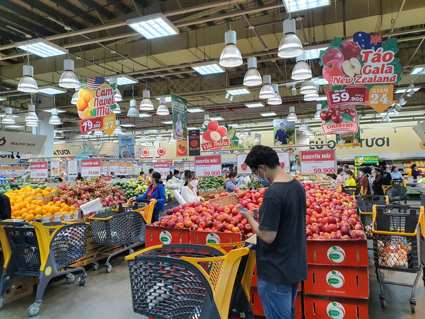 ẢNH: Người Sài Gòn đổ xô mua thực phẩm, hàng tươi sống khan hiếm cục bộ nhưng siêu thị khẳng định không thiếu hàng - Ảnh 7.