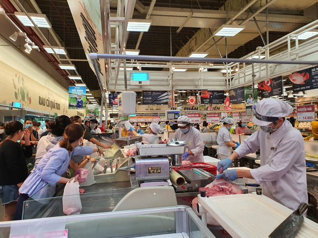 ẢNH: Người Sài Gòn đổ xô mua thực phẩm, hàng tươi sống khan hiếm cục bộ nhưng siêu thị khẳng định không thiếu hàng - Ảnh 3.