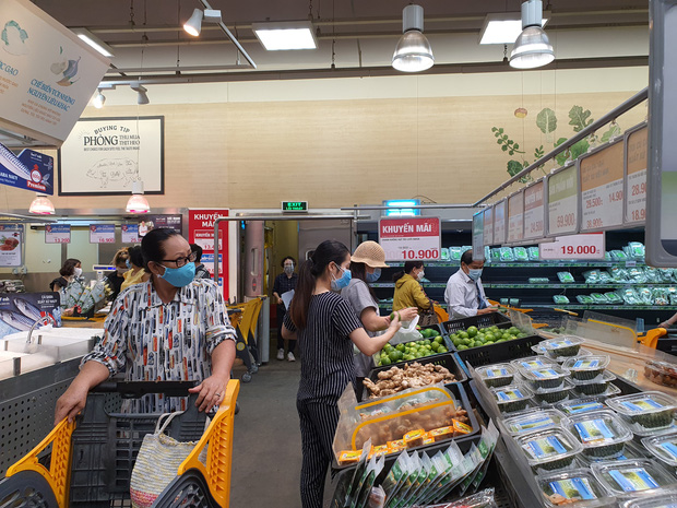 ẢNH: Người Sài Gòn đổ xô mua thực phẩm, hàng tươi sống khan hiếm cục bộ nhưng siêu thị khẳng định không thiếu hàng - Ảnh 9.