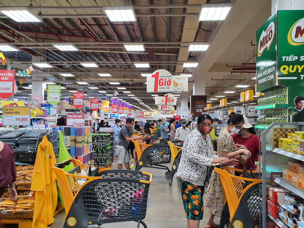 ẢNH: Người Sài Gòn đổ xô mua thực phẩm, hàng tươi sống khan hiếm cục bộ nhưng siêu thị khẳng định không thiếu hàng - Ảnh 11.