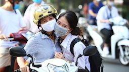 Ngày thi đầu tiên Kỳ thi tốt nghiệp THPT 2021: Những cái ôm được trao qua lớp khẩu trang, điểm thi không đông nghịt người như mọi năm