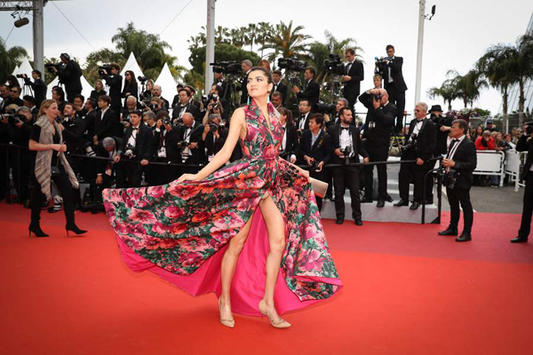 Thảm đỏ Cannes tiếp tục xuất hiện màn hở bạo gây sốc: Cô đào người Mỹ để ngực trần, tung váy lộ vòng 3 không nội y - Ảnh 3.