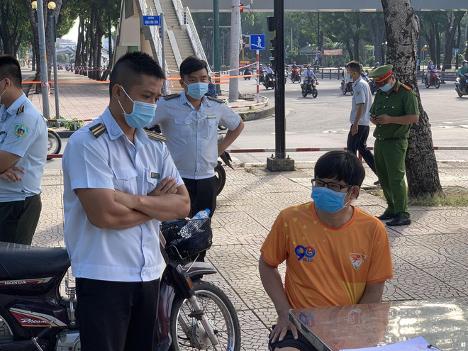 TP.HCM xử phạt 3 người ra ngoài không lý do trong ngày đầu giãn cách theo Chỉ thị 16 - Ảnh 1.