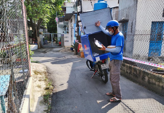 Đội quân 'người vận chuyển' TPHCM chóng mặt giao hàng những ngày giãn cách - Ảnh 9.