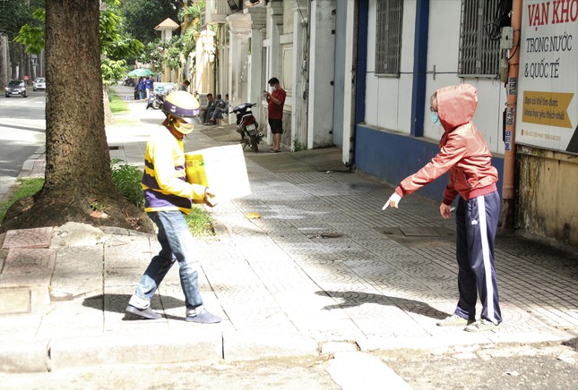 Đội quân 'người vận chuyển' TPHCM chóng mặt giao hàng những ngày giãn cách - Ảnh 4.