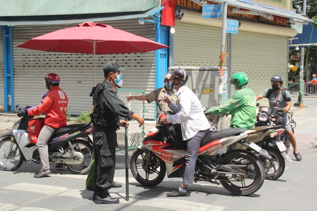 Đội quân 'người vận chuyển' TPHCM chóng mặt giao hàng những ngày giãn cách - Ảnh 10.