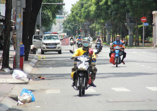 Đội quân 'người vận chuyển' TPHCM chóng mặt giao hàng những ngày giãn cách - Ảnh 12.