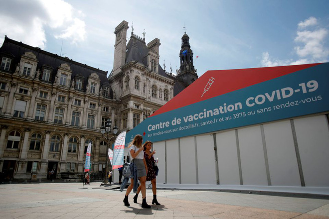 Gần 1 triệu người Pháp đổ xô đăng ký tiêm vaccine COVID-19 trong đêm sau lời cảnh báo của Tổng thống - Ảnh 1.