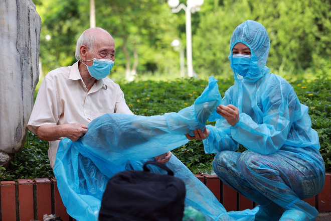 Vì sao Hà Nội đưa nhóm người trên 65 tuổi và có bệnh lý nền ra khỏi danh sách ưu tiên tiêm vaccine Covid-19 đợt này? - Ảnh 7.